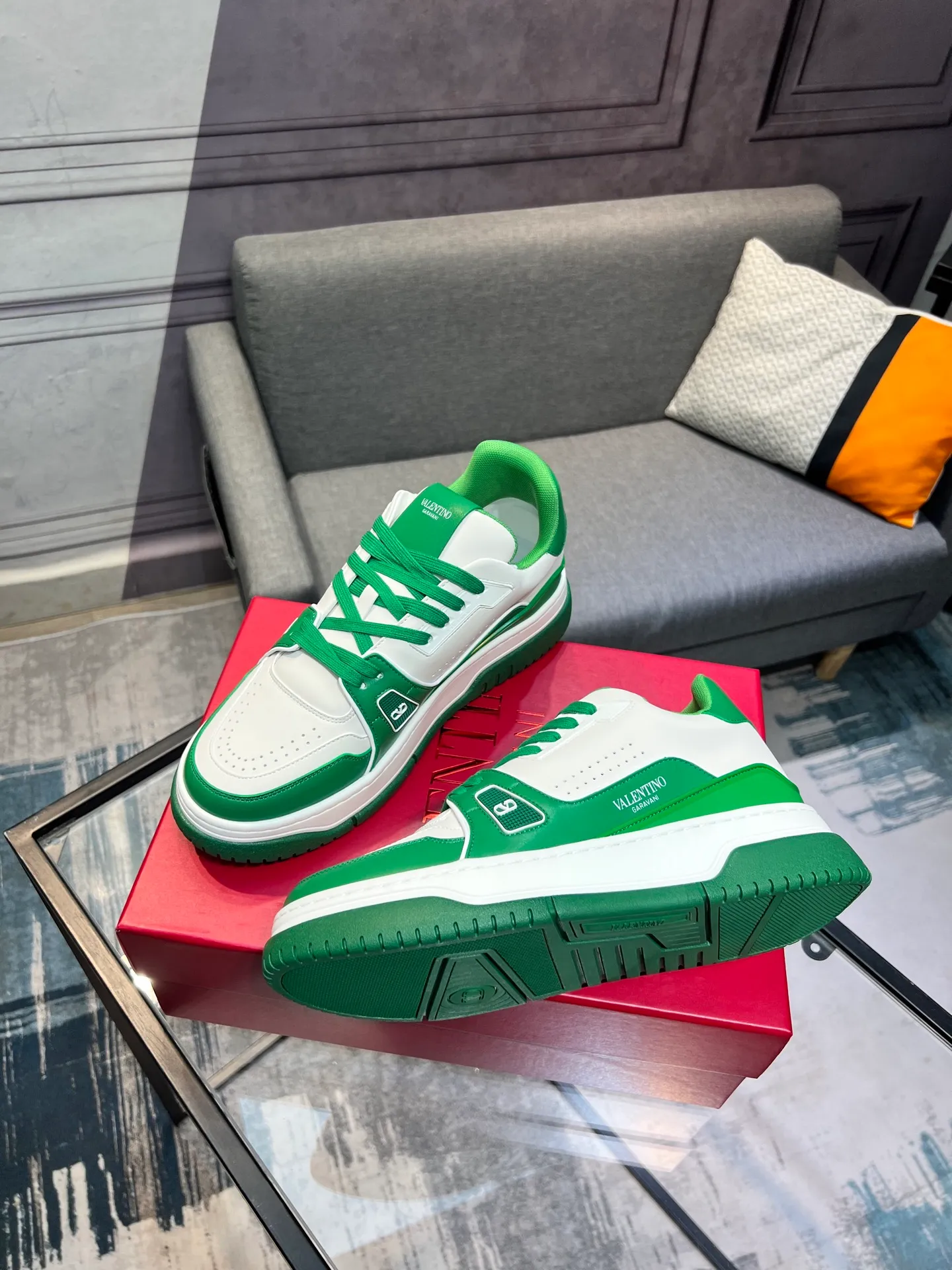 Men's Men's Shoes 💰660 Valentino 2023 early autumn new star shoes are now online! Wang Hedi and Ren Jialun have been worn by many celebrities. Who can refuse the same couple shoes as Wang Hedi! The design of Stars Stab My Heart is cool and spicy. The material of the shoes is cowhide, and every color is beautiful! Size 35-40, men’s size 39-44 (women’s 41, men’s 38, 45🉑️customized)